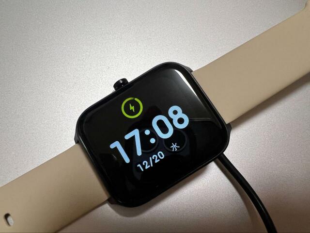 【3COINS デバイスバンド】充電中の画面になると時刻などが出てくる