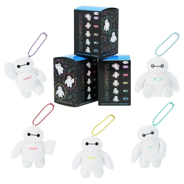 ぬいぐるみチャーム 1,400円｜東京ディズニーリゾート「サマー・クールオフat Tokyo Disney Resort」ベイマックスグッズ｜販売店舗：東京ディズニーランド「グランドエンポーリアム」、東京ディズニーシー「エンポーリオ」｜発売日：2025年7月1日（火）
