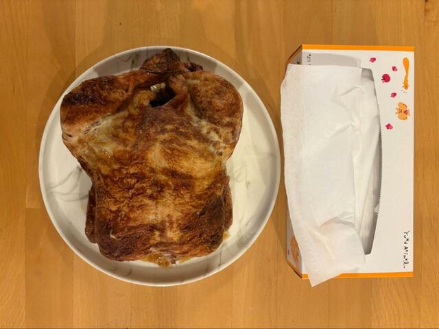 【コストコ ロティサリーチキン】ティッシュ箱と並べるとわかる驚きのサイズ感！初めて見るとその大きさにびっくり！