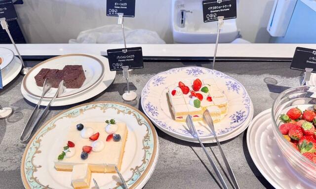 【レストラン グランサンク　スイーツブッフェ】ケーキのデザインも洗練されていて美しい
