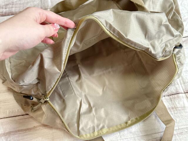 内側にはポケットなどはないシンプルな作り