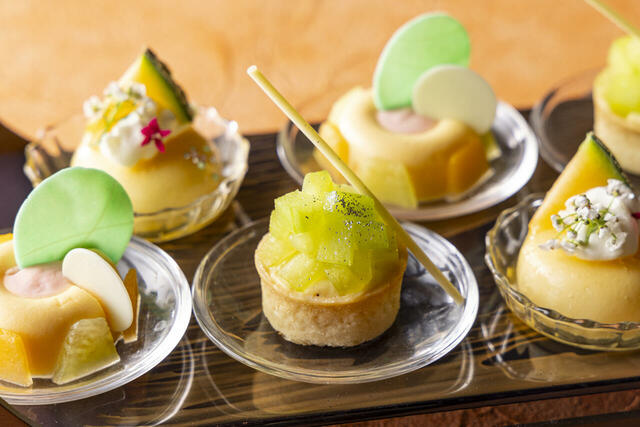 「メロンとグアバのムース、メロンタルト、チーズムースメロンゼリー」＜期間：2025年5月1日～6月30日＞【【ヒルトン東京お台場】至福の「メロンアフタヌーンティー＆ハイティー」開催！スコーンやサンドイッチも食べ放題！】