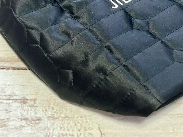 上品な光沢感のあるサテン調の生地