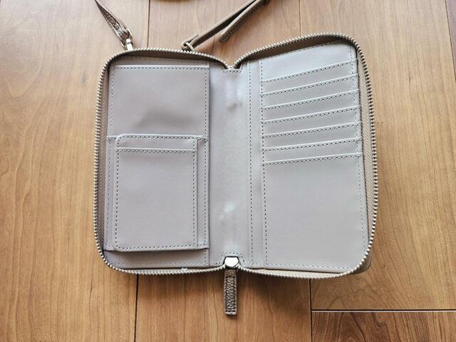【BAYFLOW 多機能キースターミニウォレットショルダー2】ブロンズの場合、内側はライトグレー。おしゃれな配色です♪