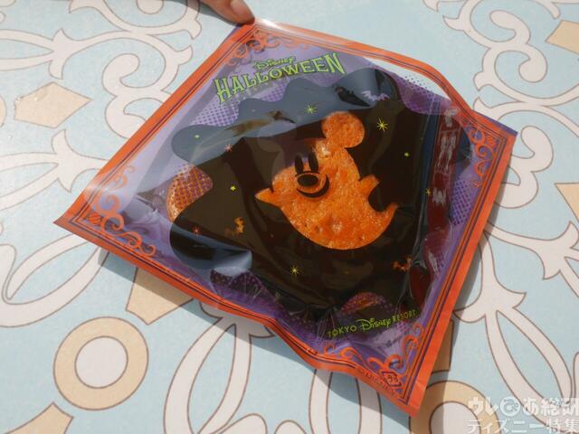 東京ディズニーリゾート「ディズニー・ハロウィーン」 スペシャルメニュー｜パンプキンマフィン（アーモンド入り）｜400円｜販売店舗：スウィートハート・カフェ、カウボーイ・クックハウス