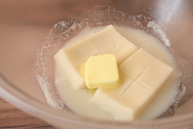 【おもちアレンジ・どらやき】求肥はおもちとバター、牛乳を電子レンジで加熱する