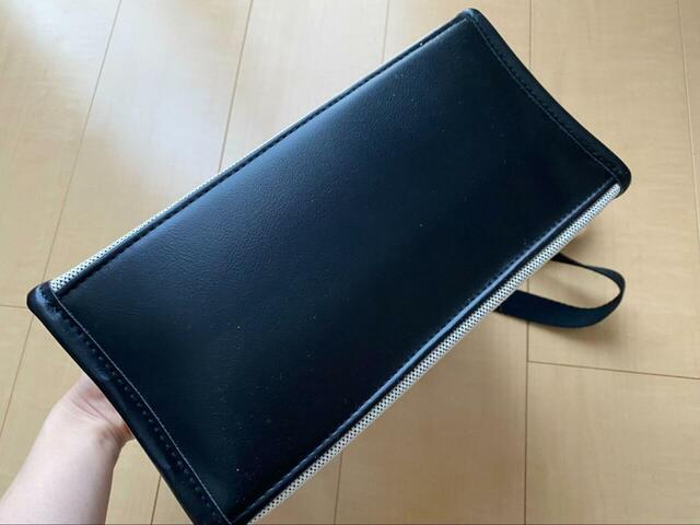 【ハローキティ チャーム付きスクエア2WAYバッグ】サイズは約幅25×奥行12×高さ19cm。たっぷりのマチがうれしい♪