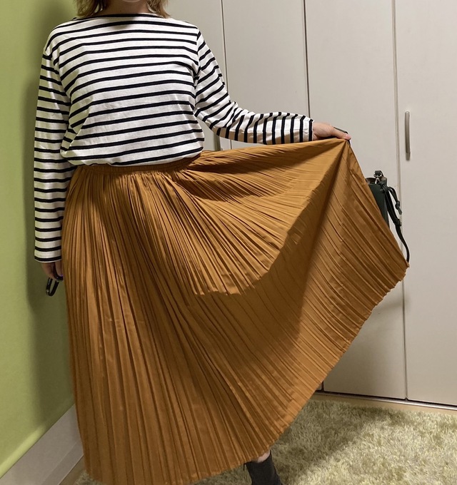 【ワークマン 撥水ランダムプリーツスカート レディースサーバーバスクシャツ】ランダムなプリーツがこなれた印象に