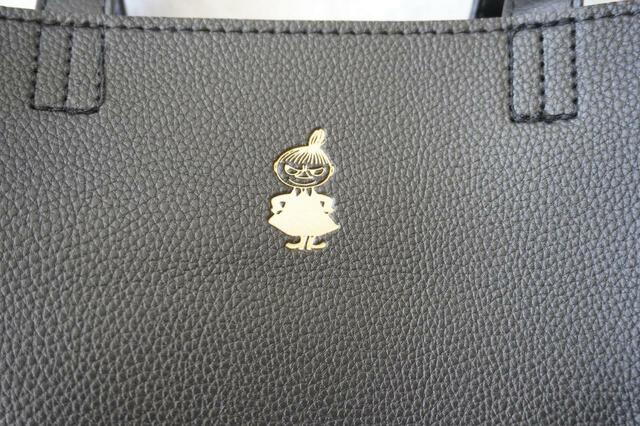 【MOOMIN ムーミン公式ファンブック2023スクエアトートバッグver.】高級感のあるリトルミイの箔押し