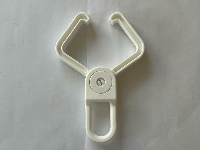 【セリア 室内干しハンガーキャッチ】上がドア枠に引っ掛けるアーム部分で下がハンガーなどを掛ける部分