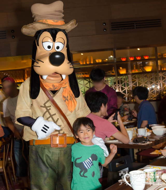 レストラン「ドラゴン・ウィンド」であえる、探検家コスチュームのグーフィー｜香港ディズニーランド・リゾート「ディズニー・エクスプローラーズ・ロッジ」