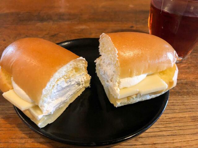 【ローソン はみでるホワイトチョコMILKロール】生クリームがたっぷり詰まっています