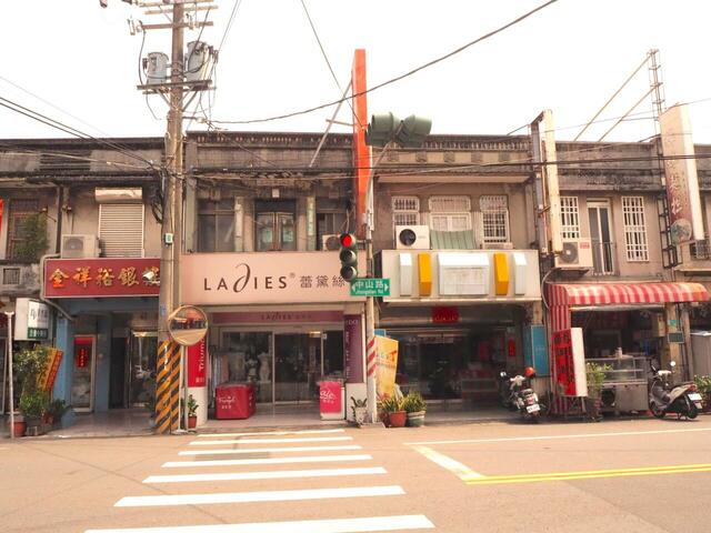 【台湾食べ歩きの旅 #16】善化駅からまっすぐ西にのびた中山路。古い建物が建ち並んでいて、善化の「老街」と呼びたくなる