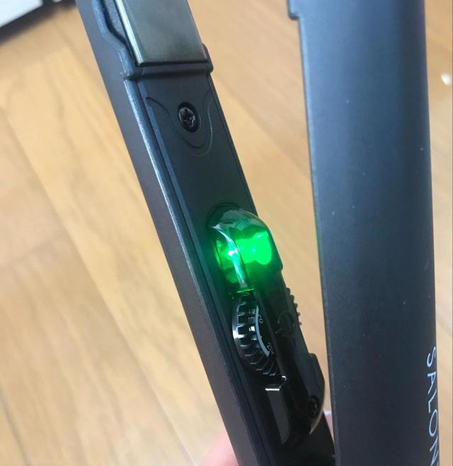【SALONIA(サロニア)　ミニストレートヘアアイロン】ランプが緑色になれば準備完了（準備時間は電源を入れて約30秒）