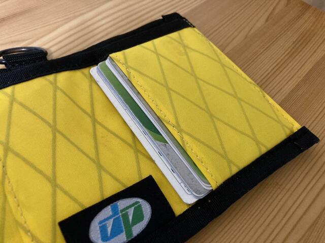 【KEBOZ XPAC MINI WALLET】2つのカード入れにはギュウギュウに詰めれば各7枚ずつくらい入ります