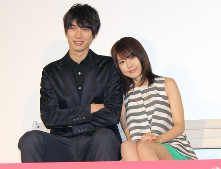 “肩ズン”シーンを再現する福士蒼太と有村架純