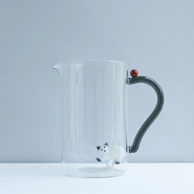 【新作】ジャグ(しっぽにベリーをのせたネコ)　価格：¥13,200（税込）【アレッサンドラ・バルデレスキの「ネコ×ガラス」の新作】