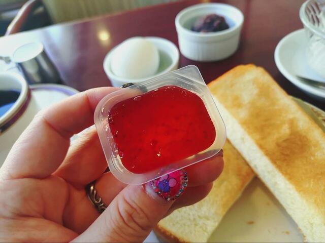 【タカセ モーニングAセット】イチゴジャムを好きなだけ塗れるのは大人の特権だと思っています