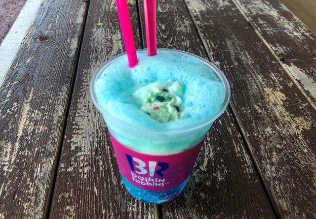 【サーティワンアイスクリーム ポッピングブルーソーダ 】ストローとスプーンが両方提供されます ちょっと混ぜると炭酸の泡がシュワシュワ出てきました