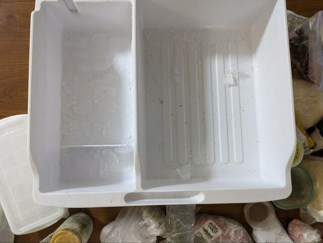 【100均で冷凍庫整理】中身を出した冷凍庫はけっこう汚いので掃除しましょう