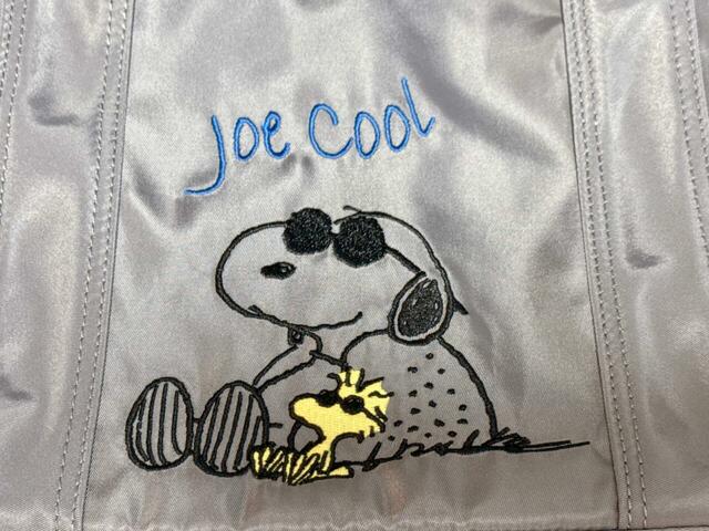 【しまむら×スヌーピー】「レディース バッグ（PEANUTS）」フロントには、JOE COOLのスヌーピーの刺しゅう入り