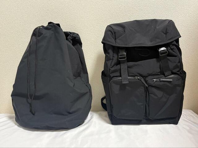 【UNIQLO マルチポケットバックパック】UNIQLO Uのドローストリングバックパック(左)と比較してもマルチポケットのほうが軽め。前者はポケットがなくクッション性も普通のため、機能性の違いに驚き!