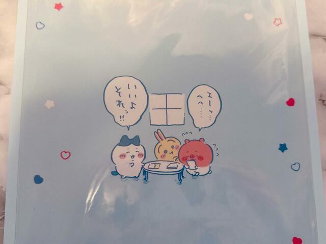 このイラストは、ちいかわがボリボリおかきの懸賞に応募するエピソードからの一コマ。ハガキを使っているシーンなため、さすが郵便局さん！と思える秀逸なチョイスです♪