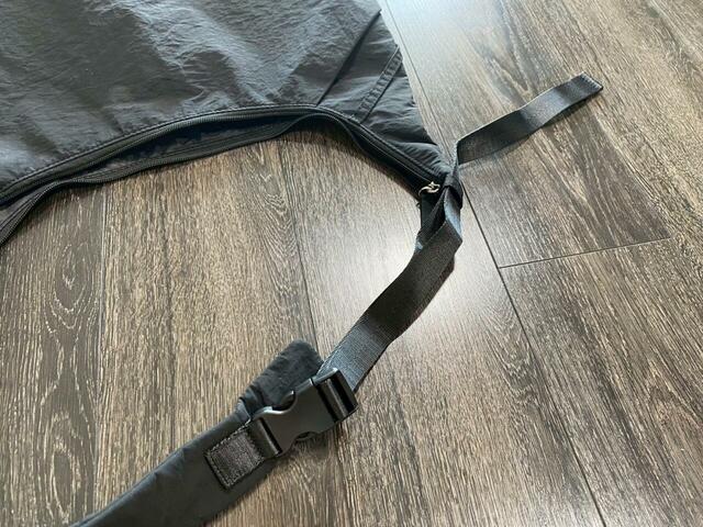 【GU ソフトナイロンコクーンショルダーバッグ】ショルダーストラップは長さ44~104cmの間で調節可能。幅広で肩にかかる負担を軽減してくれます◎