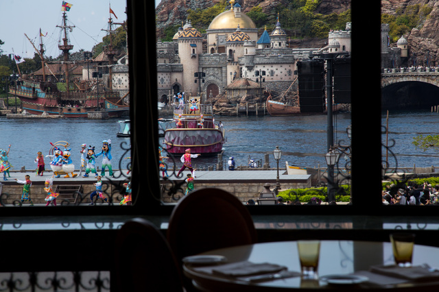 ベッラヴィスタ・ラウンジでは座席からショーを楽しむこともできる。