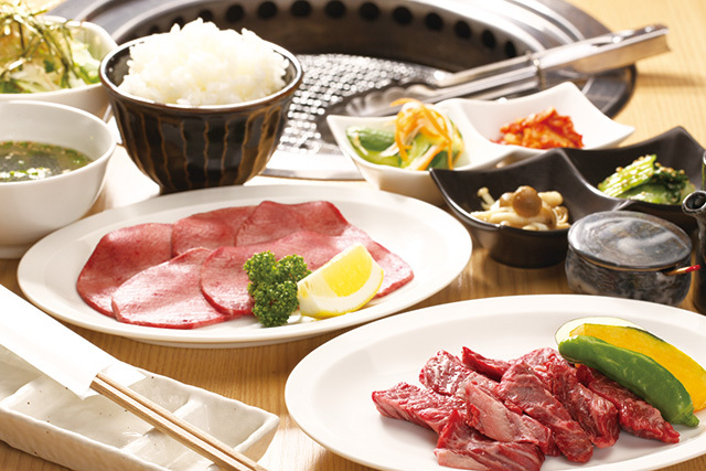 情熱焼肉 Fighting Man　「ソソカルビランチ」1000円　ソソカルビとはいわゆるハラミのこと。ほかにタンやトントロもセットになったリーズナブルなランチだ