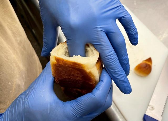 【PARKER HOUSE BUTTER ROLL（パーカーハウスバターロール）】中心の穴を広げ、ソフトクリームが入るスペースを作る