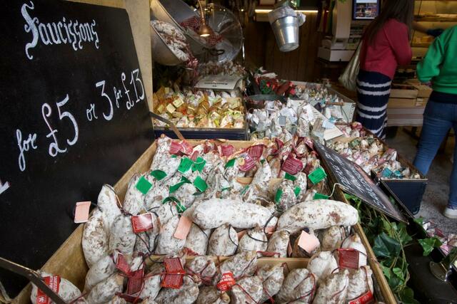 イギリスのサラミやソーセージなどの加工品は塩味がきいていて、少量でも満足感が得られる。お酒のつまみにぴったり