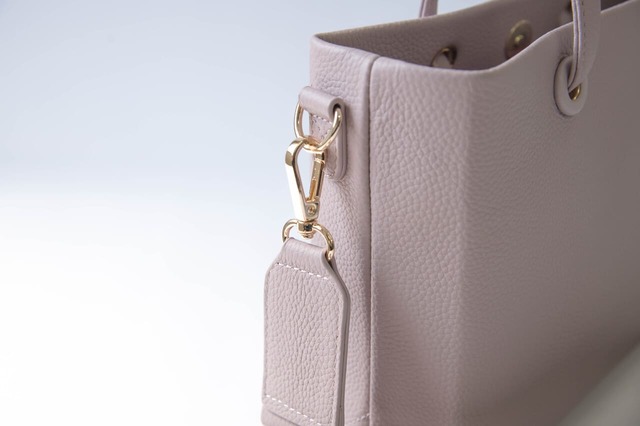 【しまむら「本革仕立ての大人向けレザーバッグ」】さりげない上品さを演出