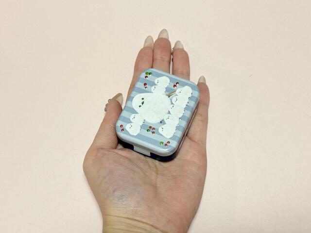 【カルディ「キャンディ缶 シマエナガ柄」】手のひらサイズでバッグにも入れやすい♪ 税込280円