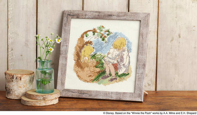 【クロスステッチフレーム<Winnie the Pooh ~一緒におはなし~>】 材料セット価格:9,900円(税込) 完成サイズ:約26×26cm
