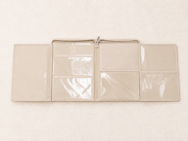 【LIHIT LAB. コレクションスタンド】観音開きを開くとA4サイズ相当の大ポケットが1つ、B5サイズに近い縦長ポケットが2つ、A5サイズに近いポケットが2つ、写真やカードなどを入れやすい小さめポケットが3つあります