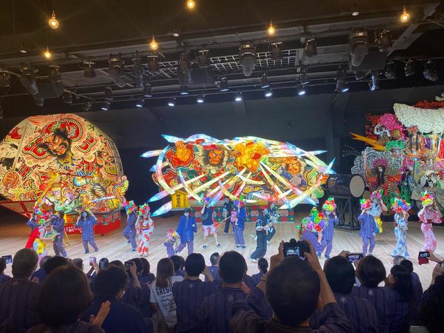 【星野リゾート　青森屋】「みちのく祭りや」。ラストは観客も一緒に「ラッセーラー、ラッセーラー」