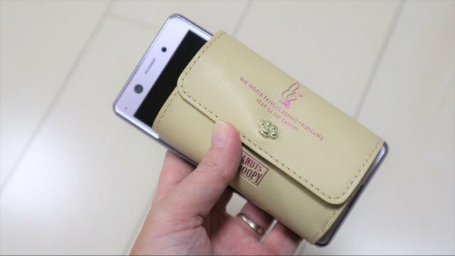 【SNOOPY（スヌーピー）極小財布 YEAR OF RABBIT 2023】スマートフォンの幅とほぼ同じ