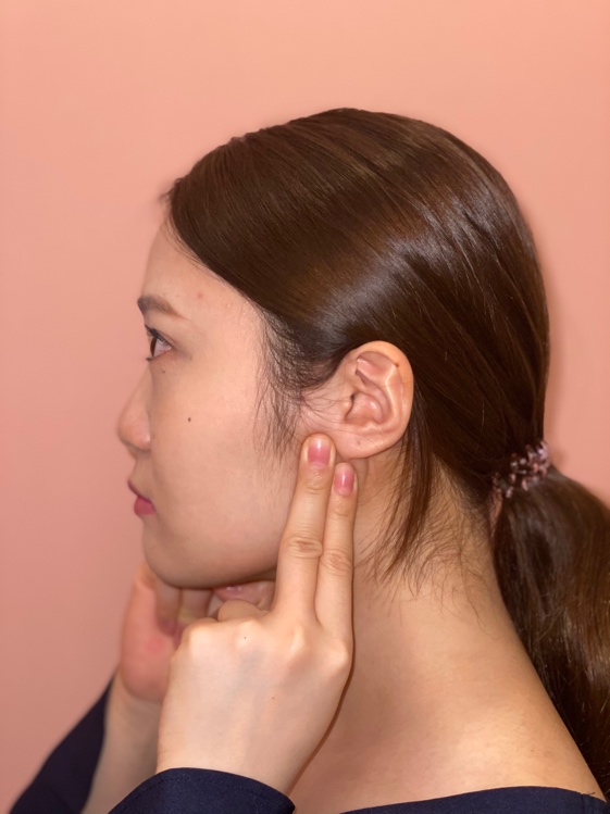 唾液腺を押してマッサージ