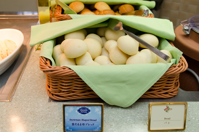 雪だるま形ブレッド｜クリスタルパレスレストラン「アナとエルサのフローズンファンタジー」スペシャルブッフェ ©Disney