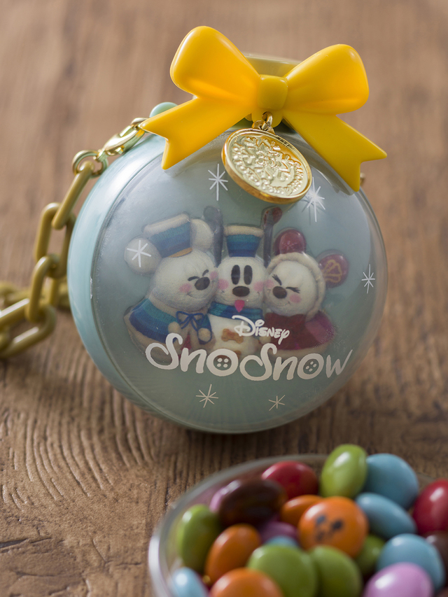 カラフルチョコレート、ミニスナックケース付き 800円｜東京ディズニーランド「ロイヤルストリート・ベランダ」「ラケッティのラクーンサルーン」「キャプテンフックス・ギャレー」「クレオズ」「ヒューイ・デューイ・ルーイのグッドタイム・カフェ」、東京ディズニーシー「ハドソンリバー・ハーベスト」「パパギダス・フレッシュフルーツ」「タワー・オブ・テラー周辺（スナックワゴン）」「タワー・オブ・テラー周辺（ドリンクワゴン）」「トロピック・アルズ」｜東京ディズニーリゾート「ディズニー・クリスマス」