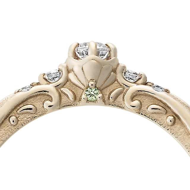 『Sea Palace~海の宮殿~』側面には貝殻や水しぶき、アリエルの希望を込めたペリドットが留めてあります【ディズニー『リトル・マーメイド』ブライダルコレクション】