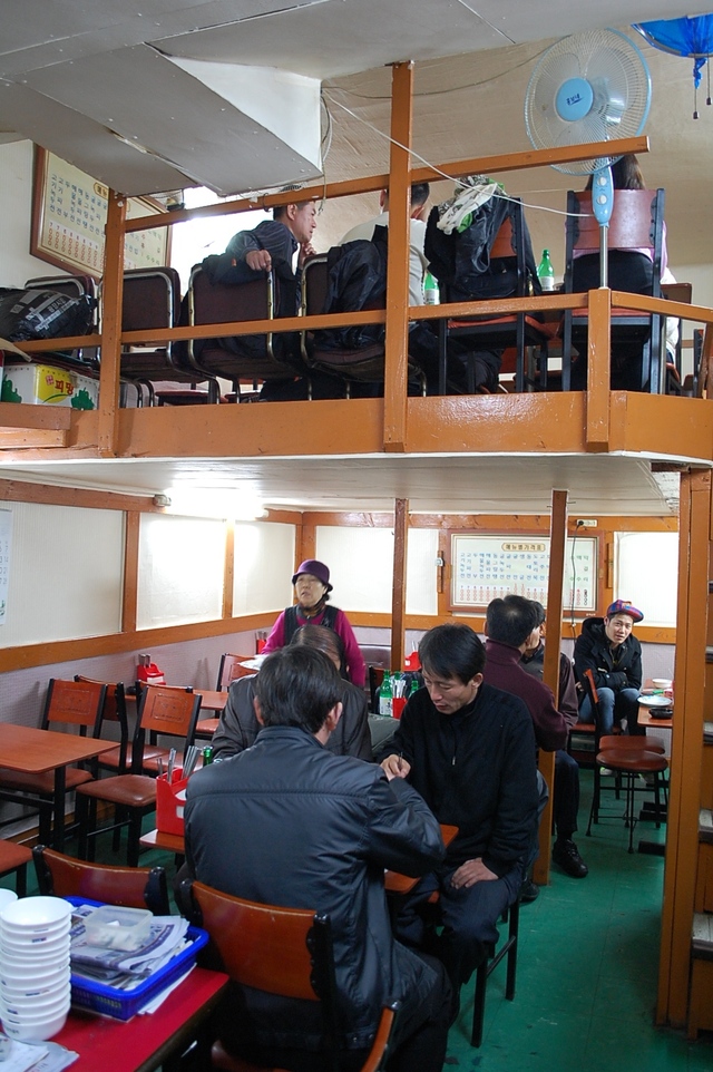 『元祖緑豆』の店内。トイレはないが、向かいのソウル少年修練館の１階奥にあるトイレが利用できる