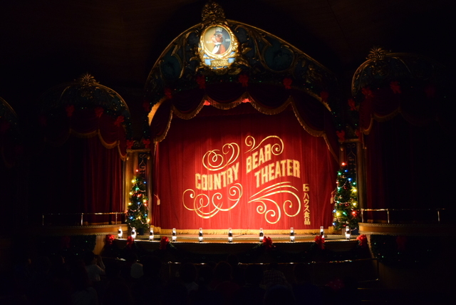 ステージにもクリスマスツリーが。