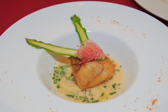 魚料理「アイナメのフリット、ヴァンブランソース」