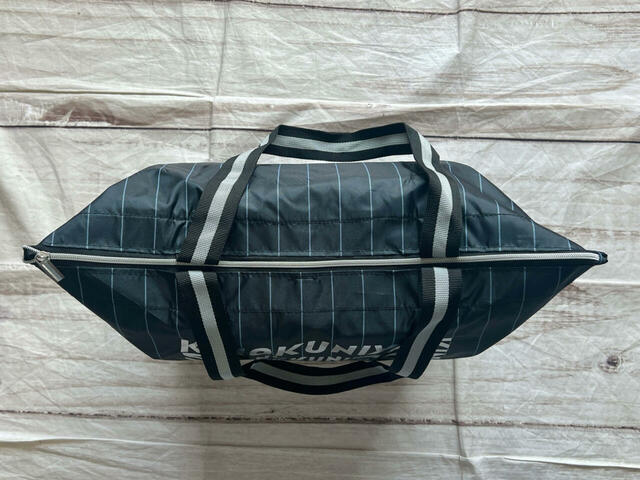 2Lのペットボトルを6本入れてもファスナーがしっかり閉められます♪