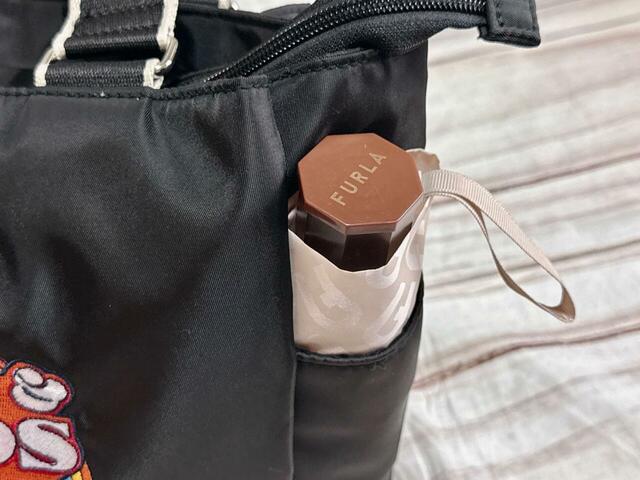 サイドのボトルポケットには折り畳み傘を収納
