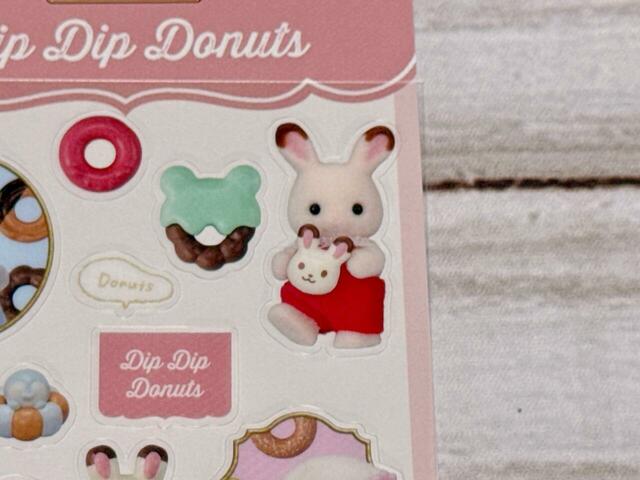 【シルバニアファミリー クリアシール(ドーナツ)】赤ちゃんたちの頼れるリーダー・クレムは、ダイカットと額縁入りの両方に登場しています♪