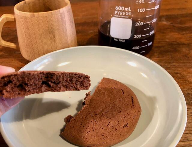 【ファミリーマート　チョコたっぷり チョコレートクッキー】クッキー生地はしっとりほろほろ