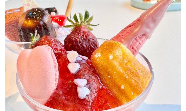 【レストラン グランサンク ストロベリーパルフェ工房】ピンクのハートマカロンといちごづくしのパフェ